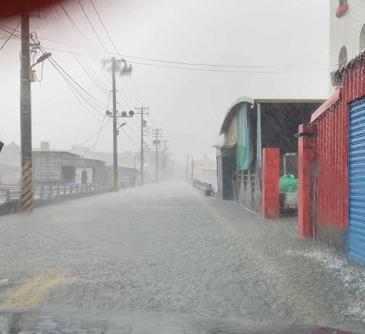 受到熱帶性低壓帶及西南風之影響，屏東縣近24小時已累積540毫米雨量，甚至造成多地傳出積淹水之情況。 圖：翻攝自屏東縣政府警察局交通隊臉書