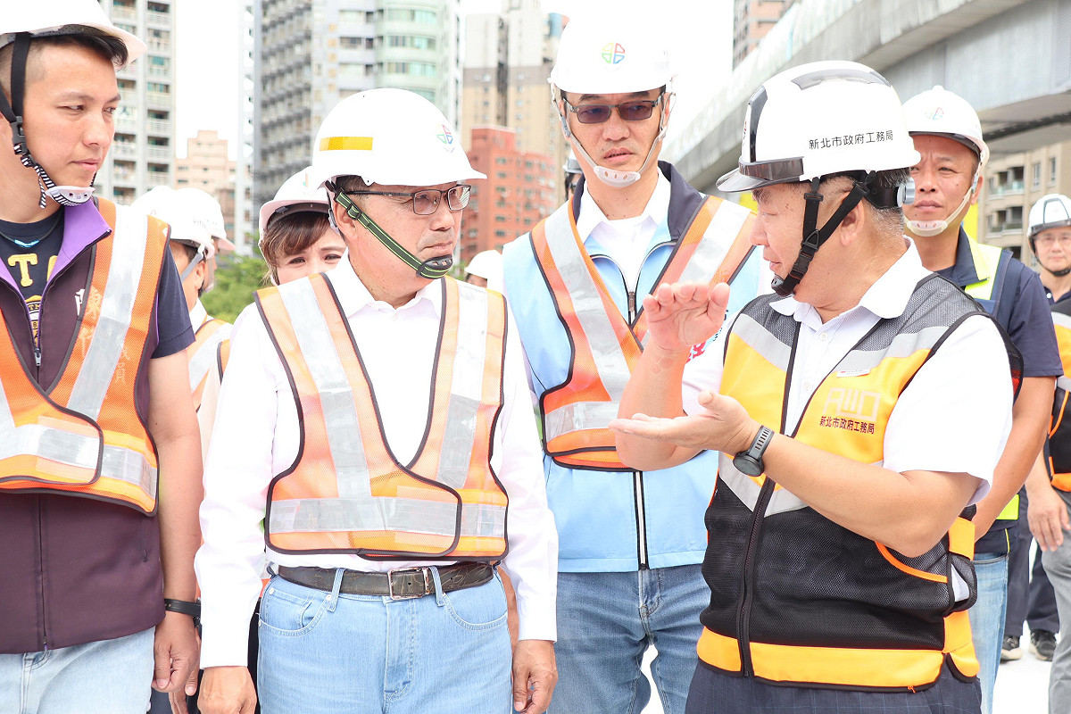 侯友宜市長(左二)與工務局長馮兆麟(左三)討論淡北道路進度及相關工項。 圖：新北市府提供