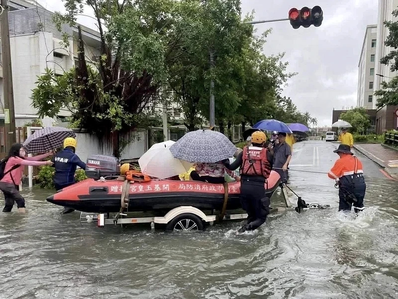 安南區安南醫院淹水嚴重，消防人員出動橡皮艇協助患者進出醫院。 圖：翻攝自郭信良臉書