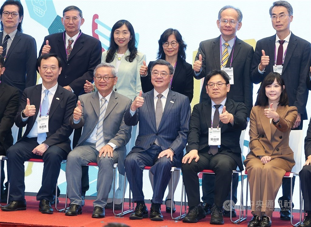 2026行政院生技產業策略諮議委員會議24日在台北舉行，行政院長卓榮泰（前中）、行政院政務委員吳誠文（前左2）等人出席開幕式並合影。中央社記者謝佳璋攝 115年8月24日