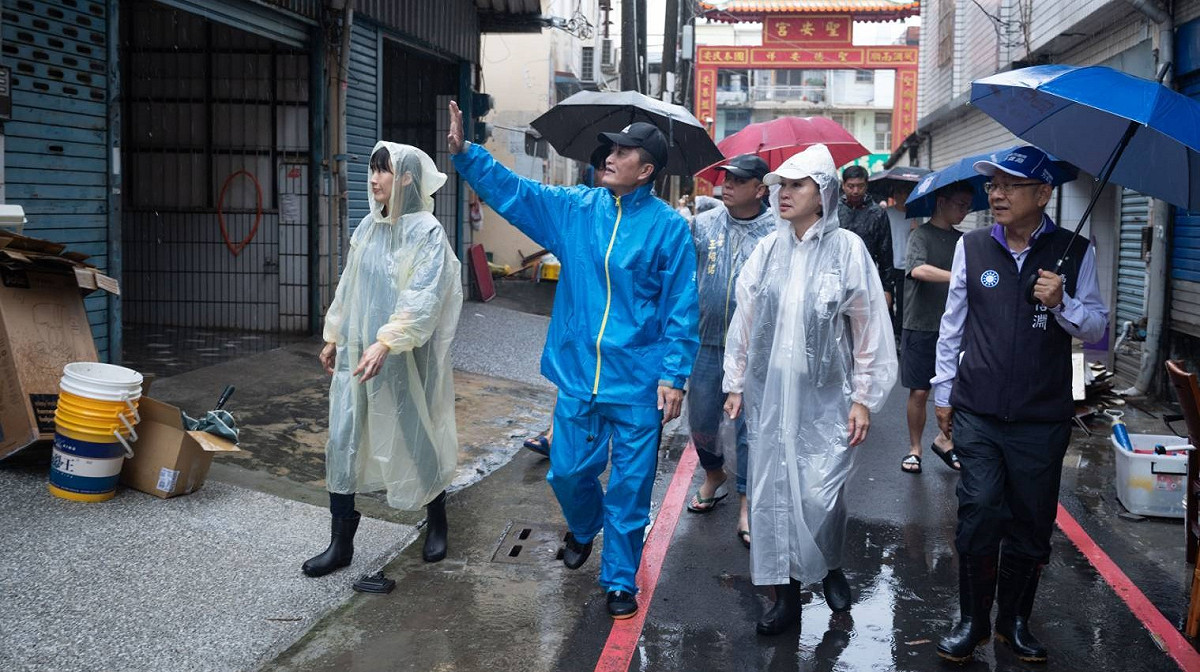 柯志恩(右二)由宋立彬(左二)、方信淵(右一)、黃韻涵(左一)陪同，前往梓官區典寶里關心淹水及後續清理情形。 圖：柯志恩競辦／提供
