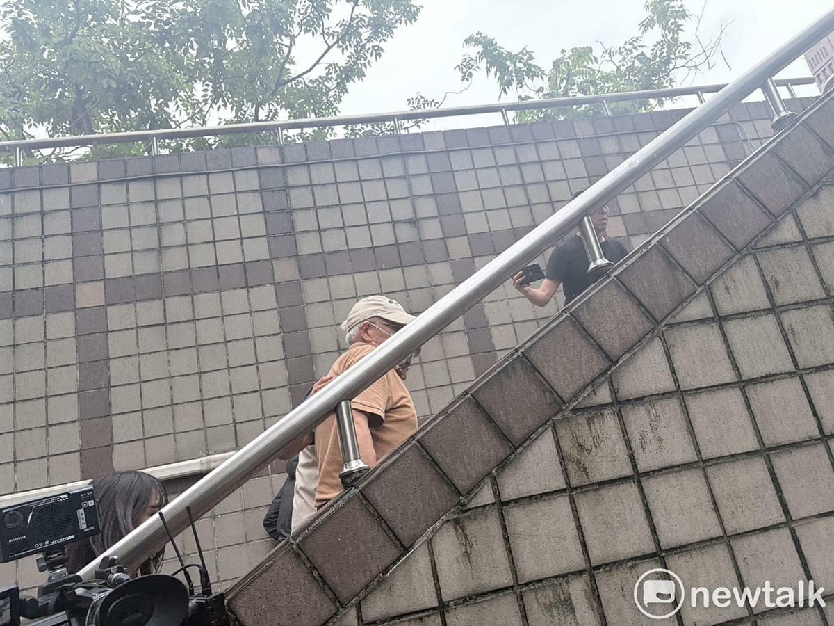 檢調人員從國民黨立委陳雪生辦公室帶走1男1女助理離開。 圖：李宣萱 / 攝