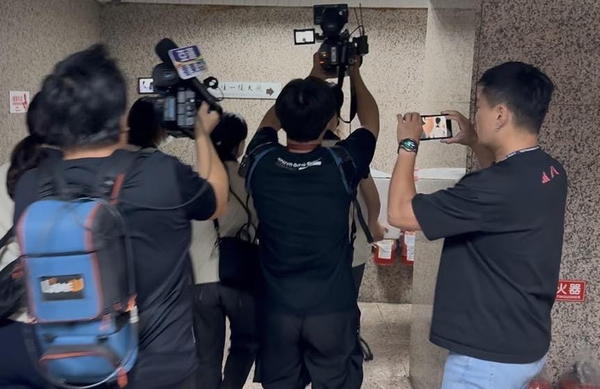 歷經約5小時搜索後，檢調人員從國民黨立委陳雪生國會辦公室帶走4箱證物。 圖：周煊惠 / 攝
