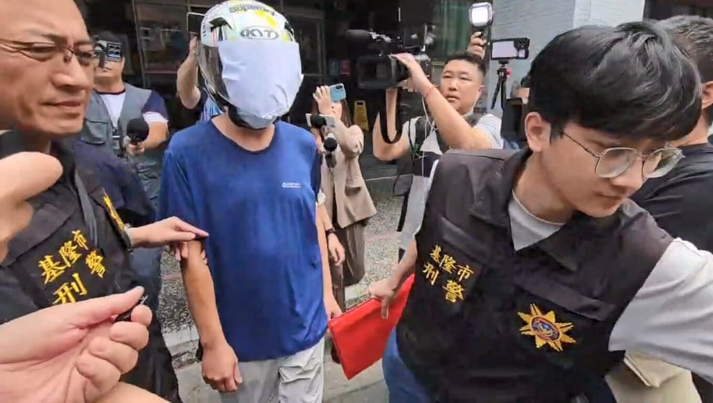 殺子犯嫌簡姓男子（前中）從基隆看守所寄信給前妻威脅要滅全家，因上訴移至台北看守所後，再度寄信恐嚇前妻「老天爺會收妳的」，家屬24日批評已申請保護令，為何政府無法限制簡男的接連舉動。（讀者提供）中央社記者王朝鈺傳真　115年8月24日