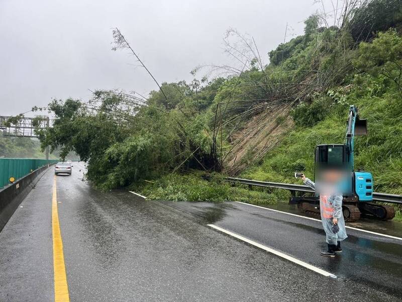 國道10號燕巢路段，因豪大雨導致邊坡土石及路樹滑落路面。 圖：國道警提供
