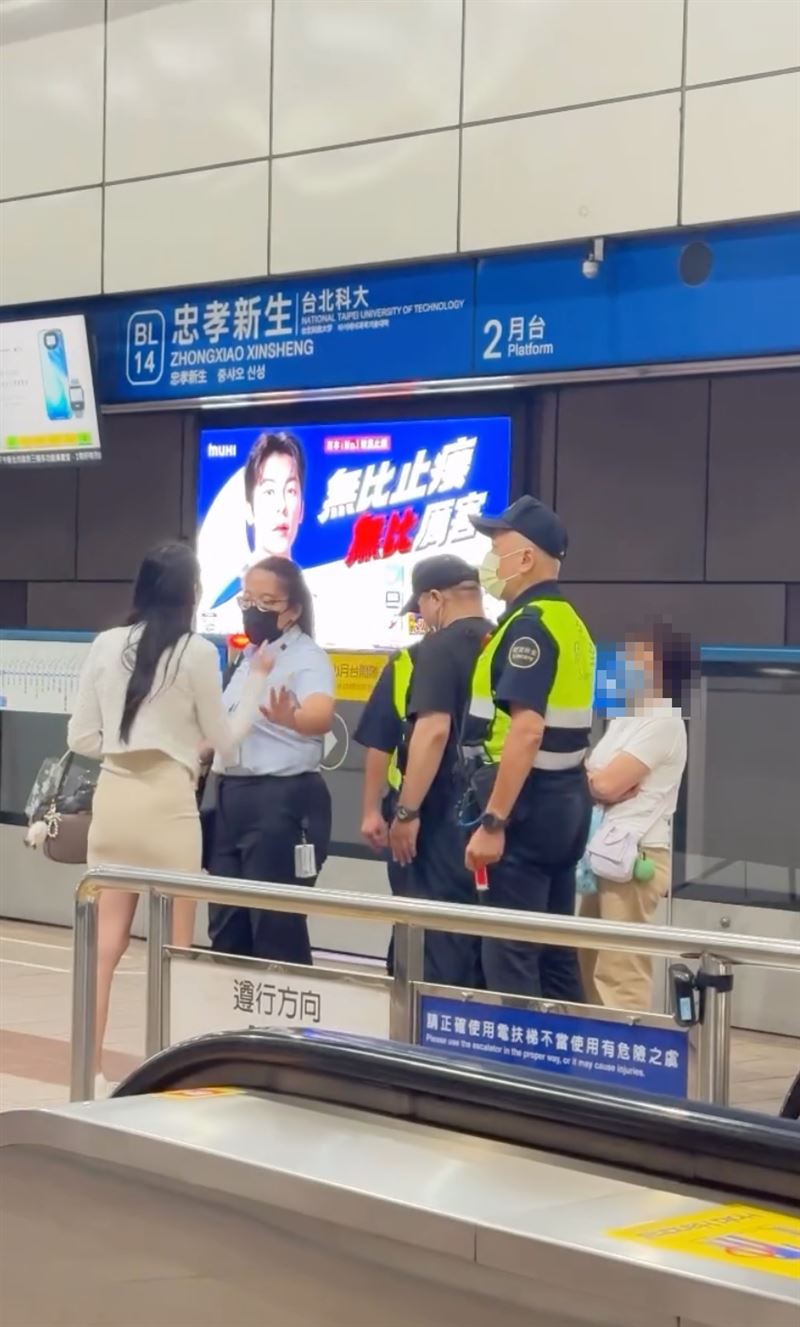 北捷忠孝新生站發生旅客衝突事件，年長女性躲在保全身後叫囂，引爆網友怒火。 圖：翻攝自Threads@rhythmdave