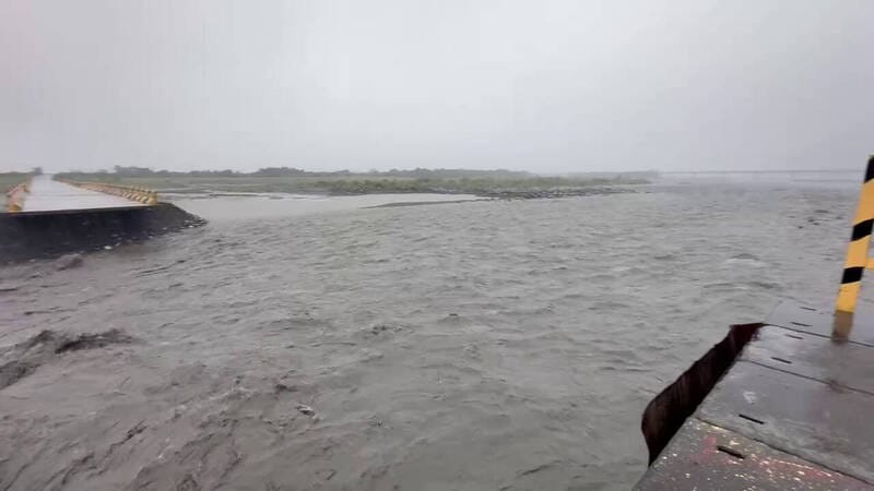 玉長便道遭暴漲溪水沖毀，花蓮一名黃姓保全疑似遭溪流沖走。 圖：翻攝畫面