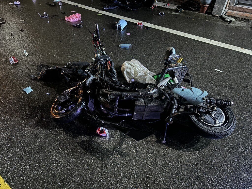 苗栗市24日凌晨發生死亡車禍，25歲劉姓男子酒後駕車行經文發路，跨越雙黃線逆向撞上一輛微型電動二輪車，造成從事資源回收的55歲婦人當場死亡。（警方提供）中央社記者管瑞平傳真　115年8月24日