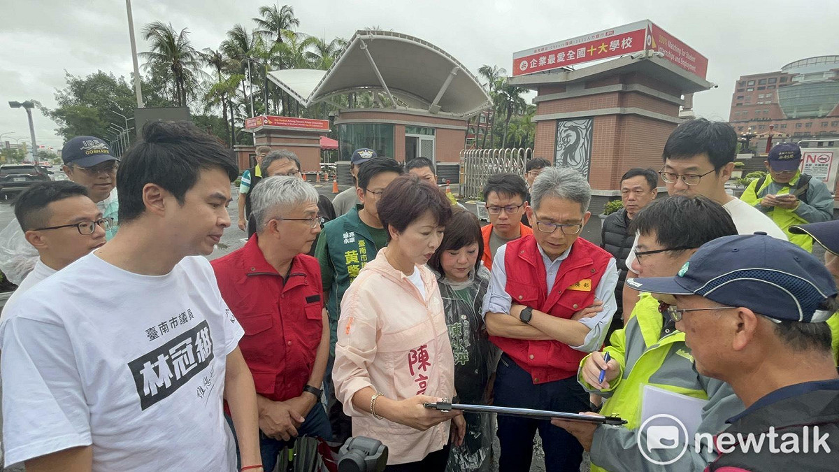 陳亭妃偕同市議員陳秋萍等人邀集經濟部次長賴建信、水利署副署長陳建成及台南市政府水利局等相關單位，前往仁德區土庫抽水站，針對三爺溪流域、仁德市中心、文德路、文山路以及永康大灣等地區進行現勘，全面盤點排水系統與抽水量能。 圖：陳亭妃服務處提供