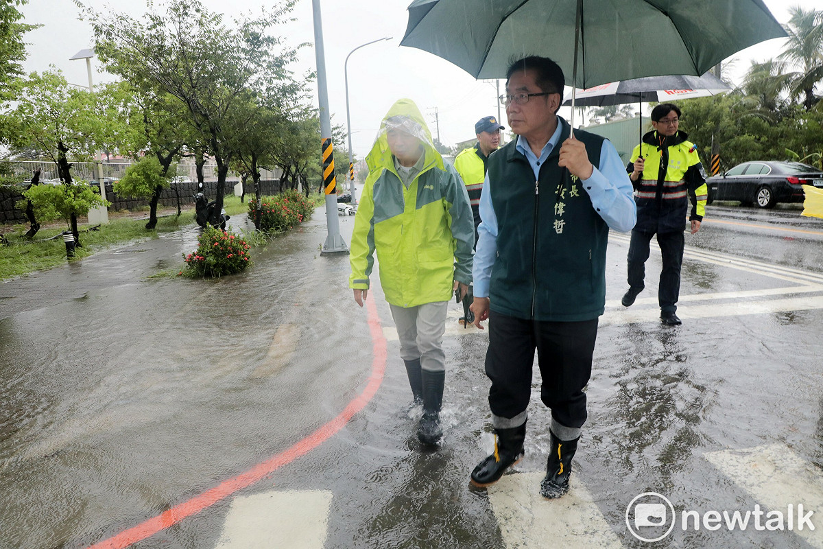 台南市長黃偉哲赴安南、仁德視察災情，實地了解上游排水、道路積水及滯洪設施蓄洪狀況，要求市府持續檢討易淹水區域，精進治水及防洪措施。 圖：台南市政府提供