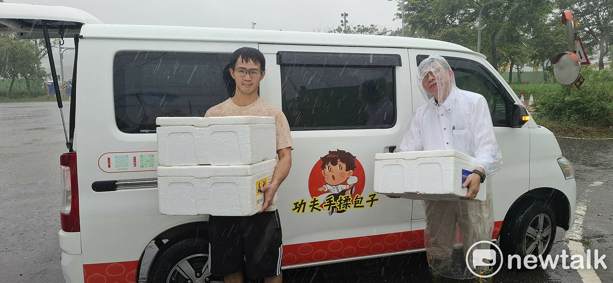 台南面臨「超大豪雨」，多處已傳出淹水災情，立法委員郭國文一早便赴安定區領寄、麻豆區海埔、港尾送熱食與勘災，下午也來到安定中榮里勘查，希望讓水患盡早退去。 圖：郭國文服務處提供