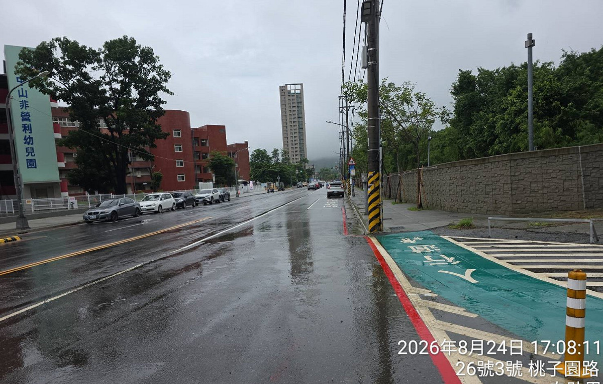 鼓山三路銘傳路至城峰路間道路，市府已派員清淤、清洗。 圖：林智鴻服務處／提供