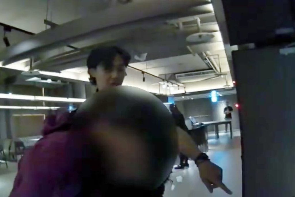 桃園市政府警察局桃園分局武陵派出所23日接獲報案，有外籍人士酒後喧鬧滋事，員警抵達後，印尼籍魯姓男子赤腳衝出房門企圖逃離遭制伏，經確認為失聯移工。（桃園分局提供）中央社記者吳睿騏桃園傳真　115年8月24日