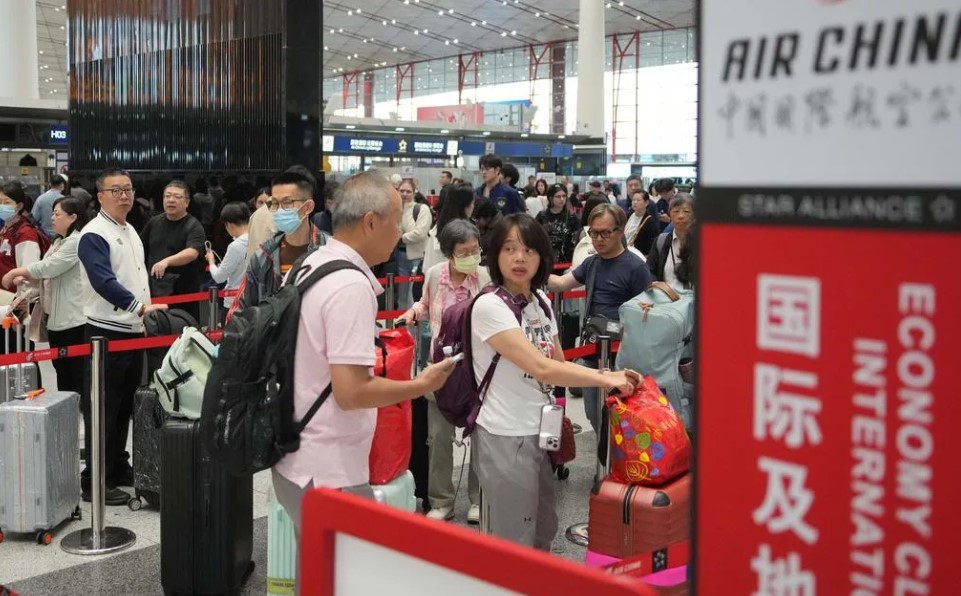 為了報復日本首相高市早苗的「台灣有事」相關言論，中國政府公開建議民眾停止前往日本旅遊。圖為訪日民眾示意圖。    圖：達志影像／美聯社
