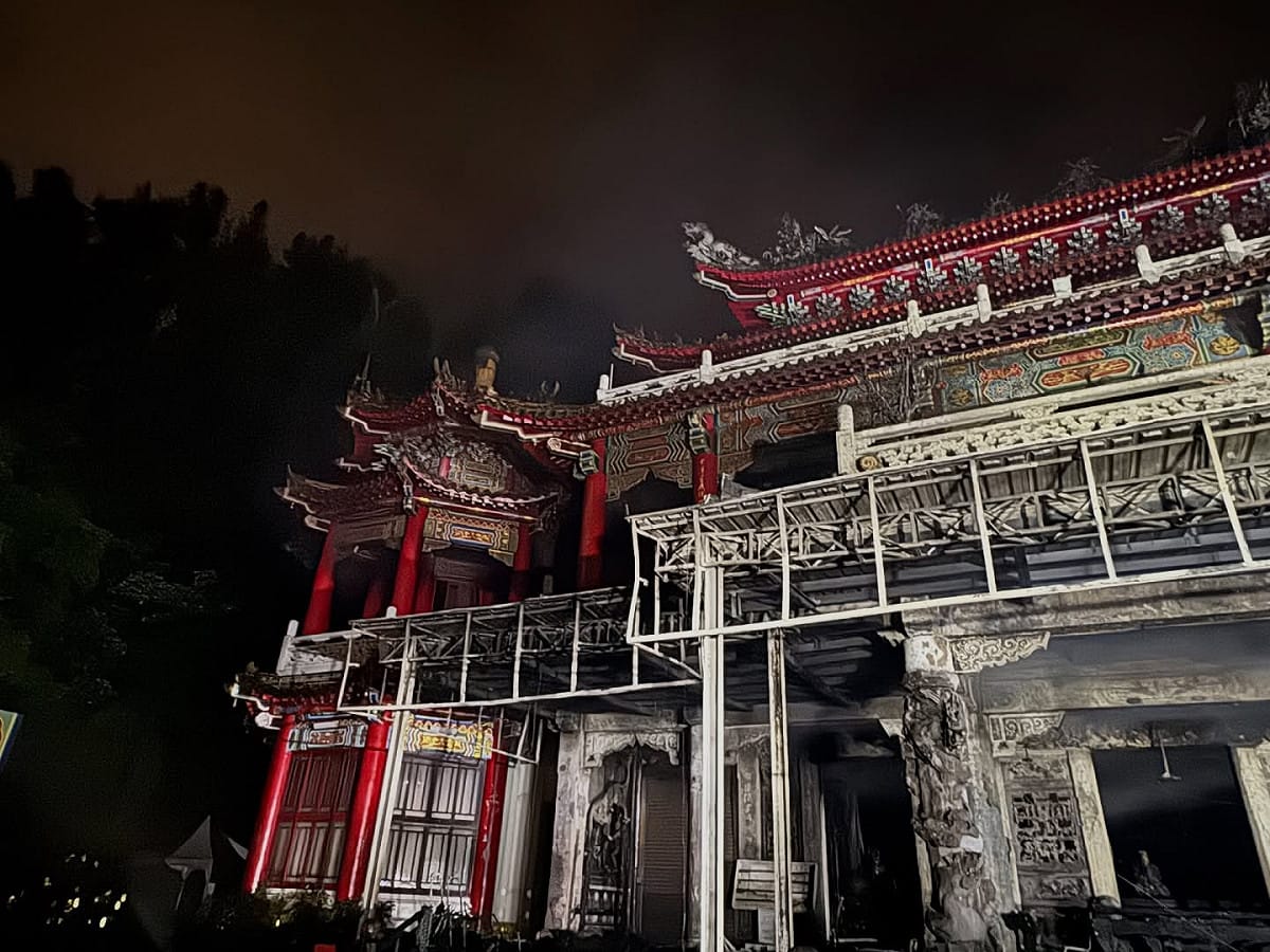 北市指南宮24晚間突發生大火，消防局急派人員滅火，遲至25日清晨火勢才撲滅。 圖：翻攝自苗博雅臉書