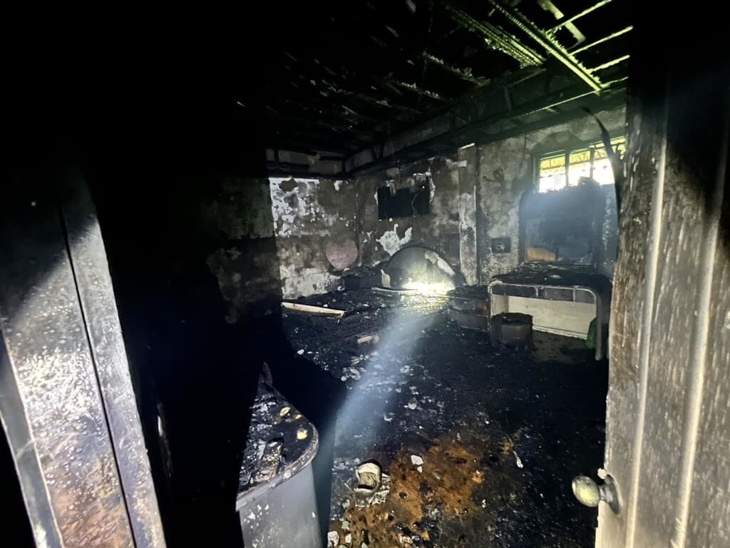 雲林縣崙背鄉民主路25日清晨發生民宅火警，火場一片焦黑，消防人員救出受困3人，起火原因將由調查人員進一步釐清。（消防局提供）中央社記者蔡智明傳真　115年8月25日