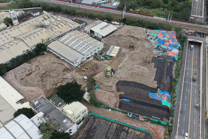 圖為桃園「檢警環」聯合出擊查獲軍方土地遭非法回填廢棄物。 圖：取自桃園市政府環保局網站