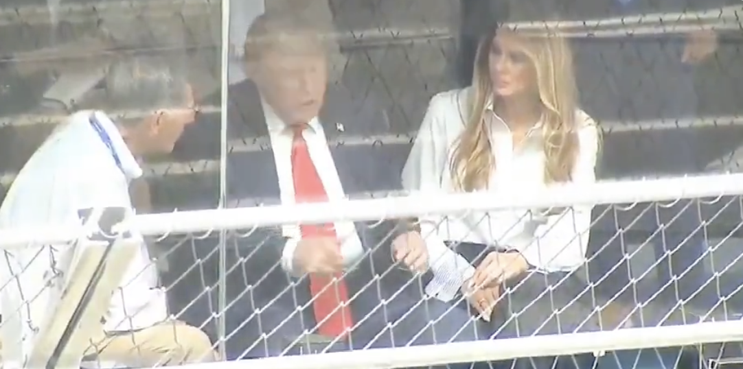 媒體拍到美國總統川普（Donald Trump）與第一夫人梅蘭妮亞（Melania Trump）( 右)近日出席「Freedom 250」印地賽車活動。 圖：翻攝自 X / NEXTA