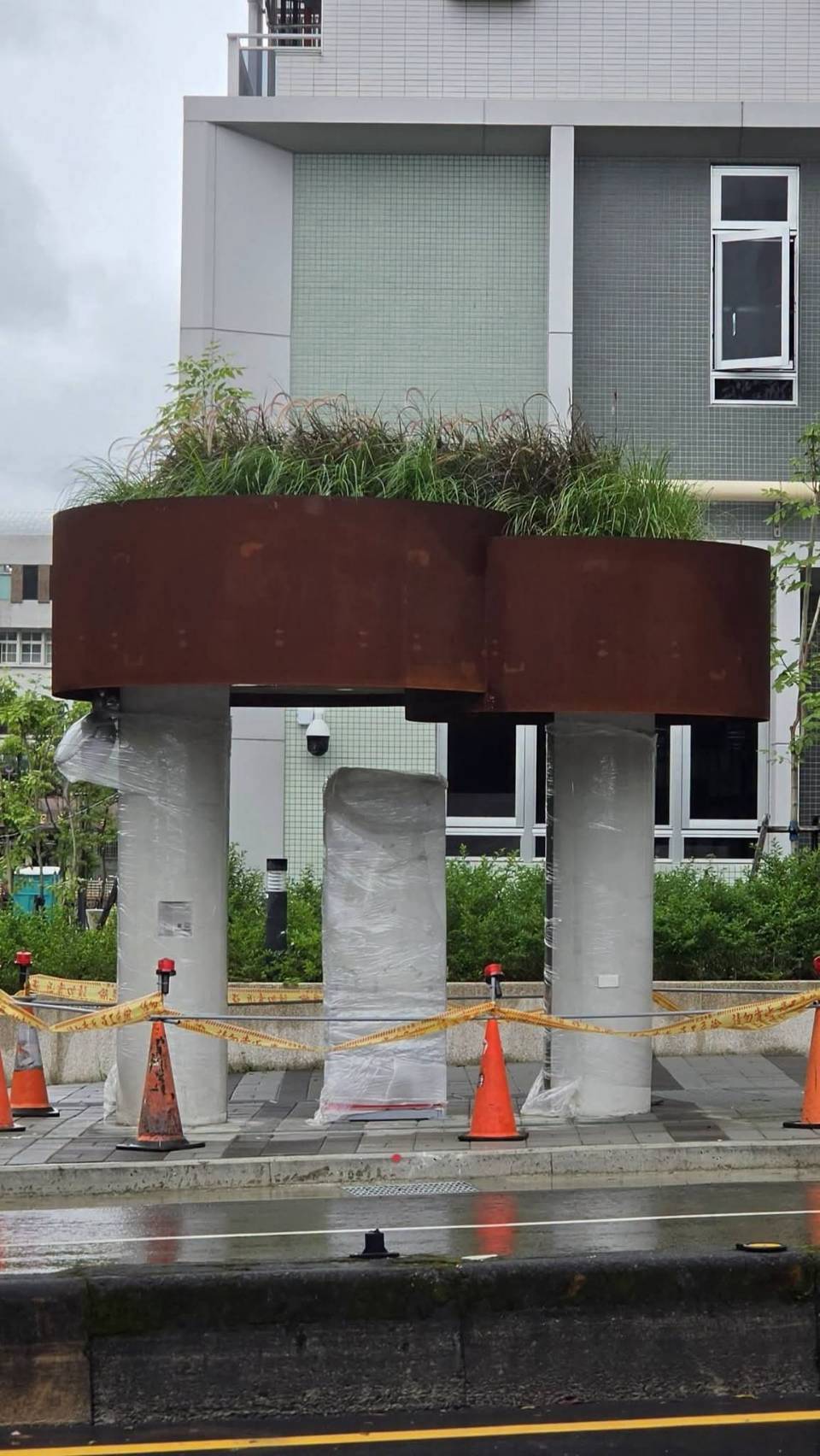 台北市文山區木柵公園斥資413萬元打造的公共藝術候車亭《叢生浮嶼》，驗收還沒過先鏽蝕。 圖：陳峙穎競選辦公室 提供