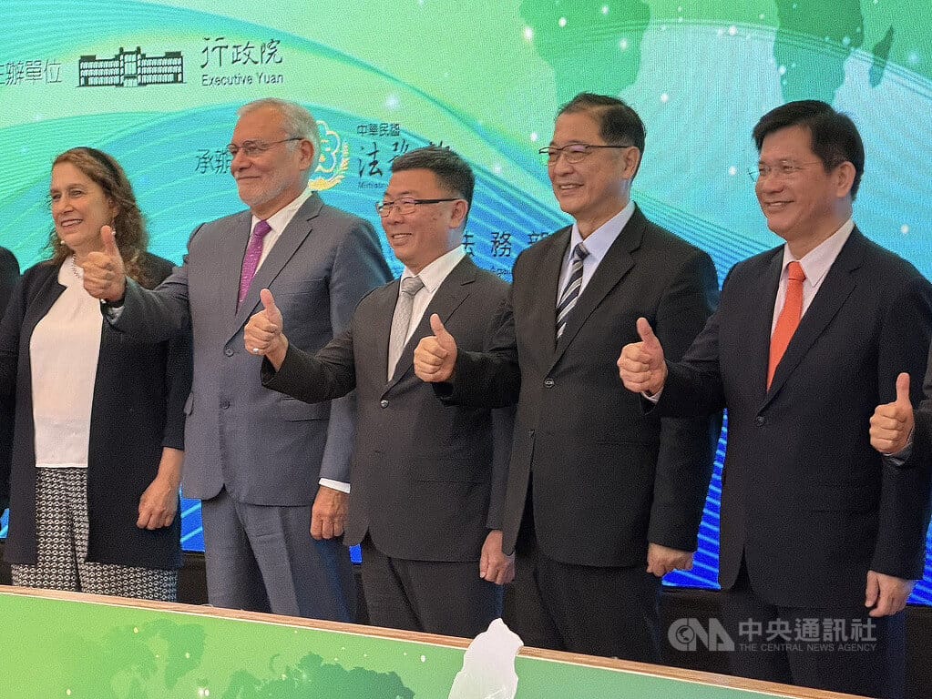 聯合國反貪腐公約第3次國家報告國際審查會議25日登場，邀5名國際專家與會，法務部長鄭銘謙（右2）、外交部長林佳龍（右）等人出席。中央社記者劉世怡攝　115年8月25日