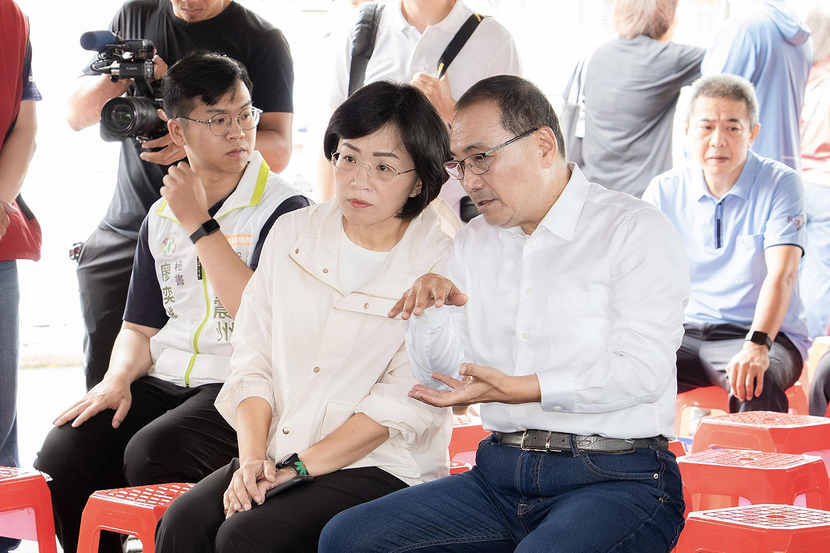 新北市長候選人、立法委員蘇巧慧今（25）日出席「塔寮坑二抽水站」智慧防汛視察行程，和現任市長侯友宜再再度同框。 圖：蘇巧慧競選辦公室提供