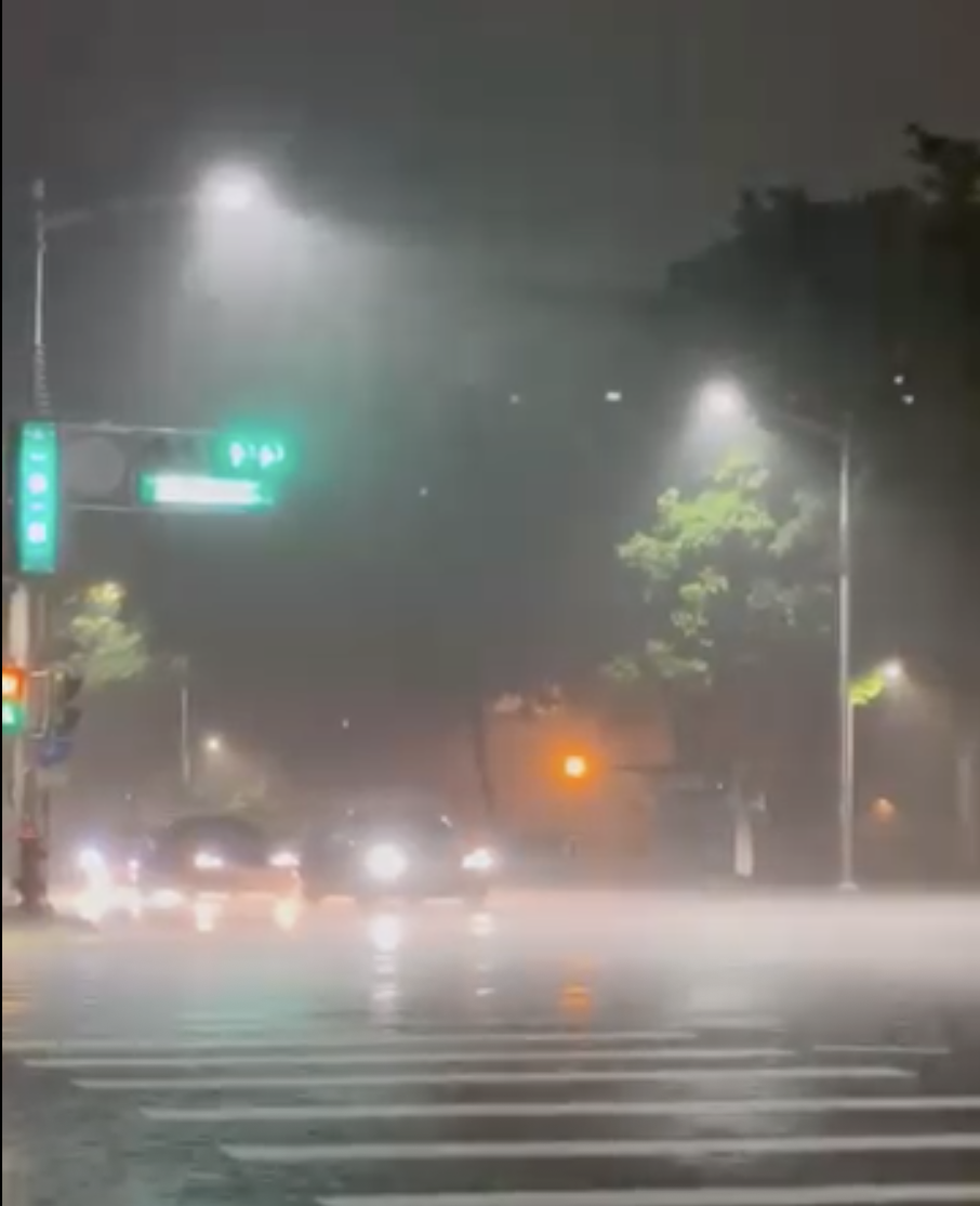 凌晨暴雨持續襲擊高雄，多處道路積水成河。 圖：翻攝自 高雄美食地圖臉書
