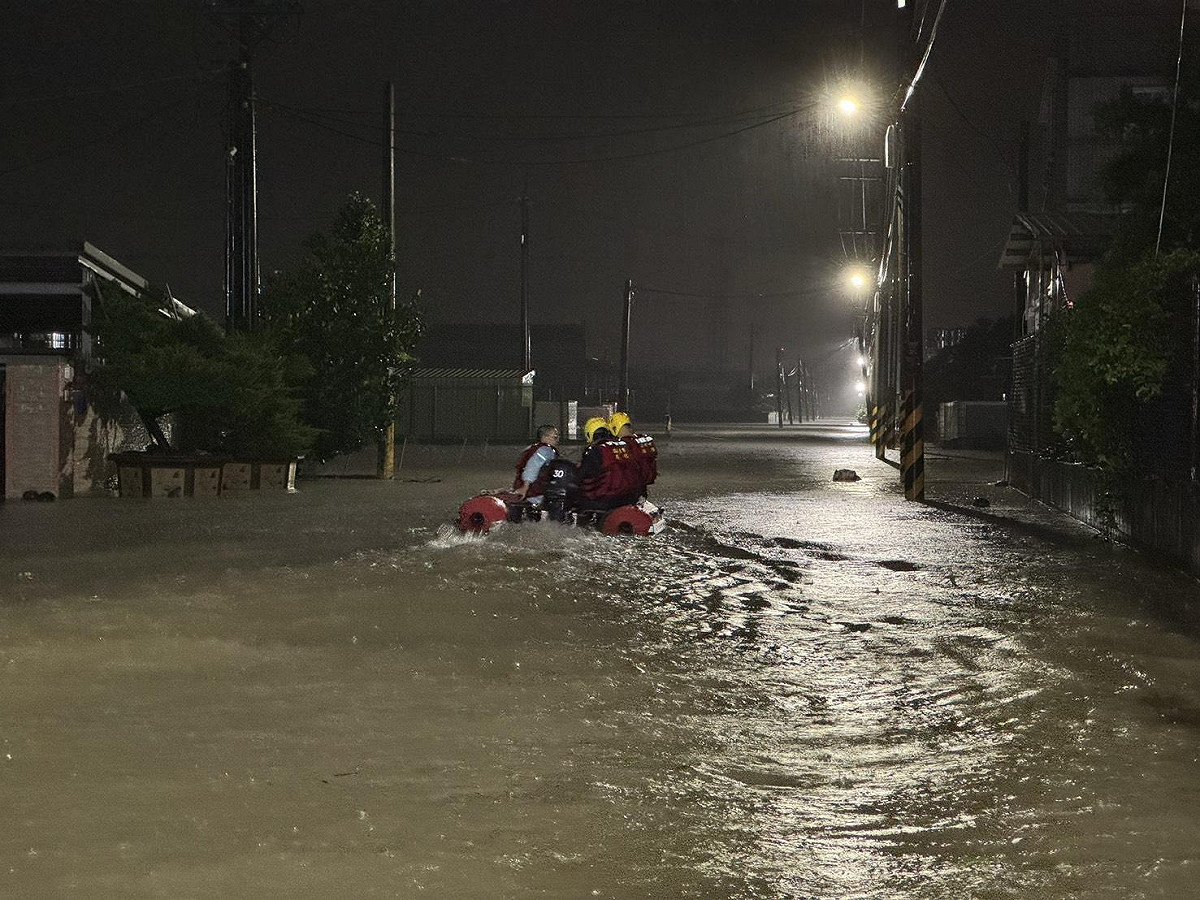高雄市大雨，許多地區淹成一片汪洋。 圖 : 民眾/提供