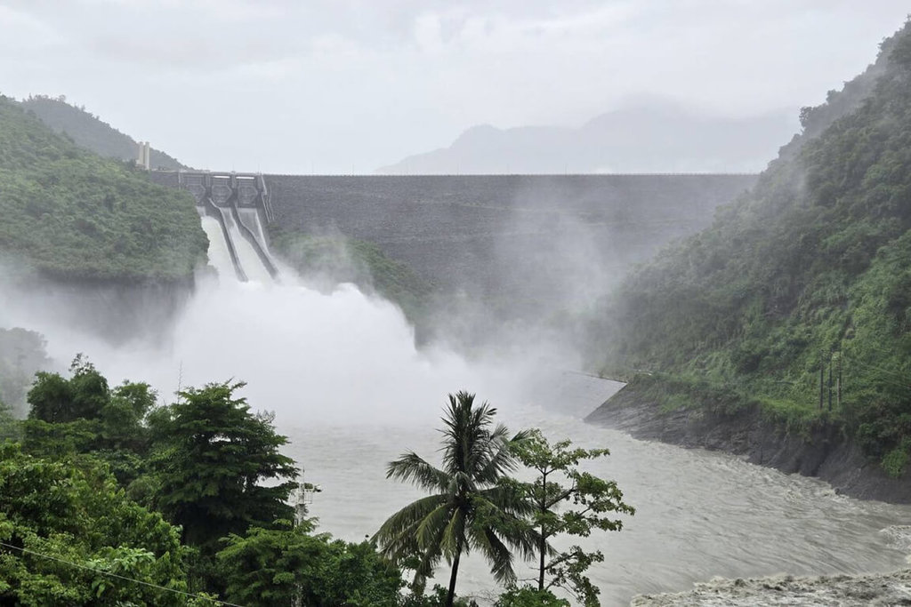 曾文水庫集水區近日降下豐沛雨量，南區水資源分署25日上午6時開啟溢洪道放水，進行下游河道淤泥暫置場沖淤作業，增加水庫滯洪空間。（南水分署提供）中央社記者楊思瑞台南傳真　115年8月25日