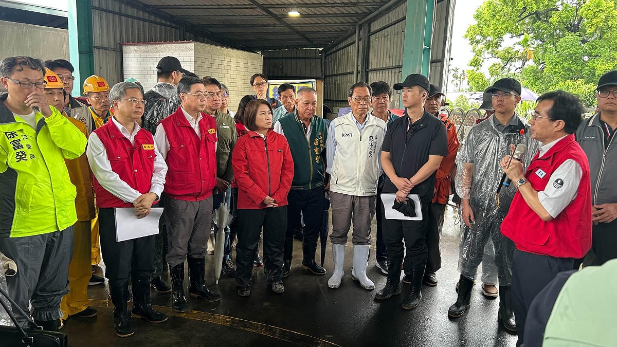 行政院長卓榮及經濟部龔明鑫部長今（25）日赴災區視察受災情形。 圖：經濟部提供