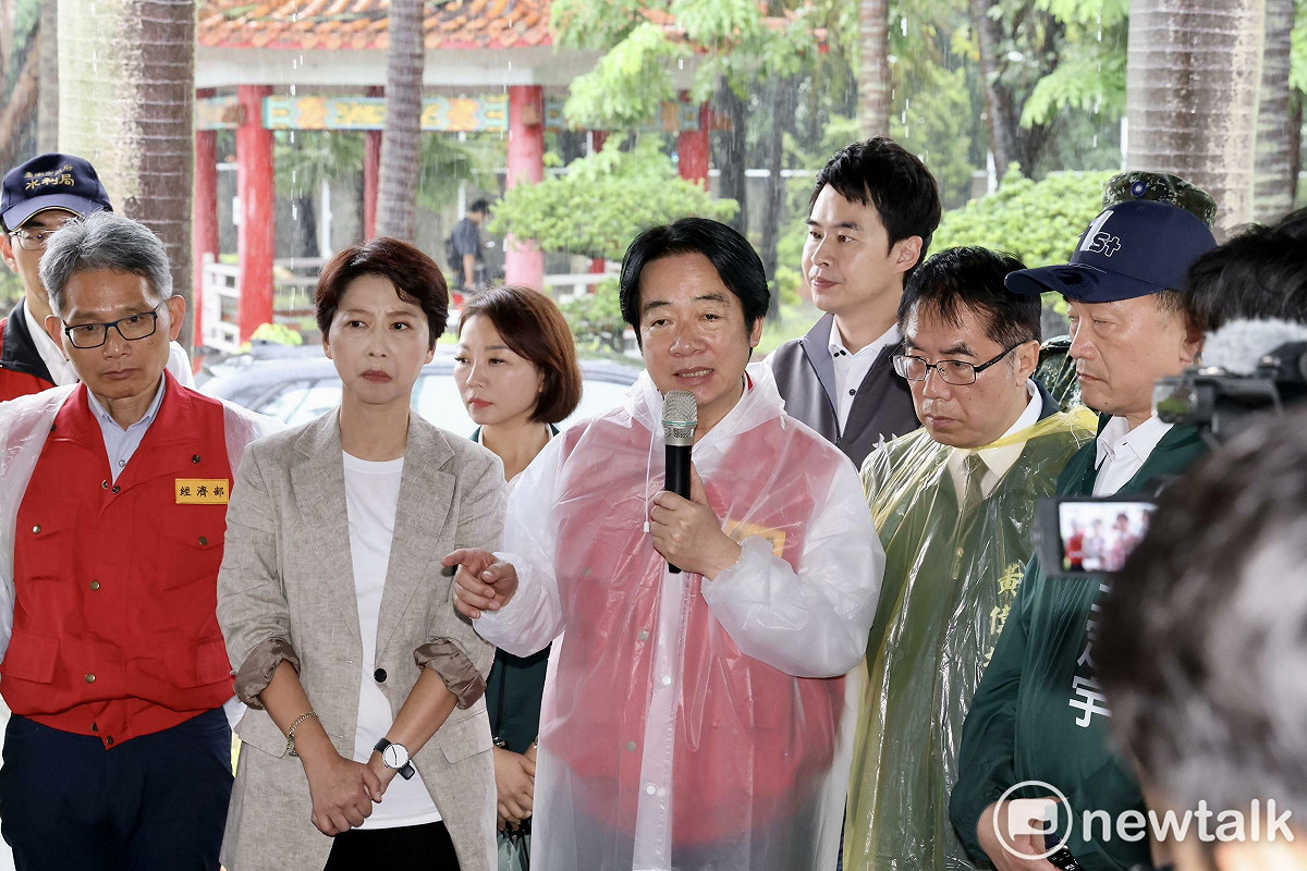 賴清德總統今日下午赴台南市永康區崑山科技大學，關心0821低壓帶強降雨造成周邊道路積淹水情形，台南市長黃偉哲陪同視察，並向總統說明近年治水成效及後續改善規劃。 圖：台南市政府提供