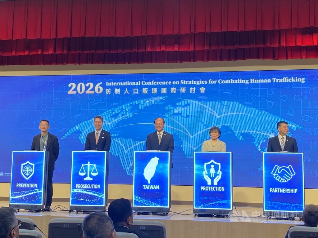 移民署25日在台北舉行2026防制人口販運國際研討會，行政院政務委員季連成（中）表示，活動聚焦供應鏈勞動剝削等議題。中央社記者黃麗芸攝　115年8月25日