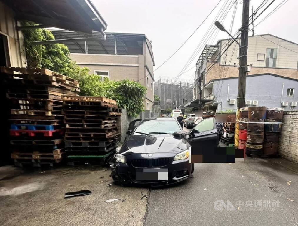 台中警方25日查緝毒品案時，涉案傅姓男子見員警到場欲開車衝撞逃逸，警方開16槍制止後控制現場，傅男臀部中彈受傷送醫，警方並在車內查獲毒品。（翻攝照片）中央社記者蘇木春傳真　115年8月25日