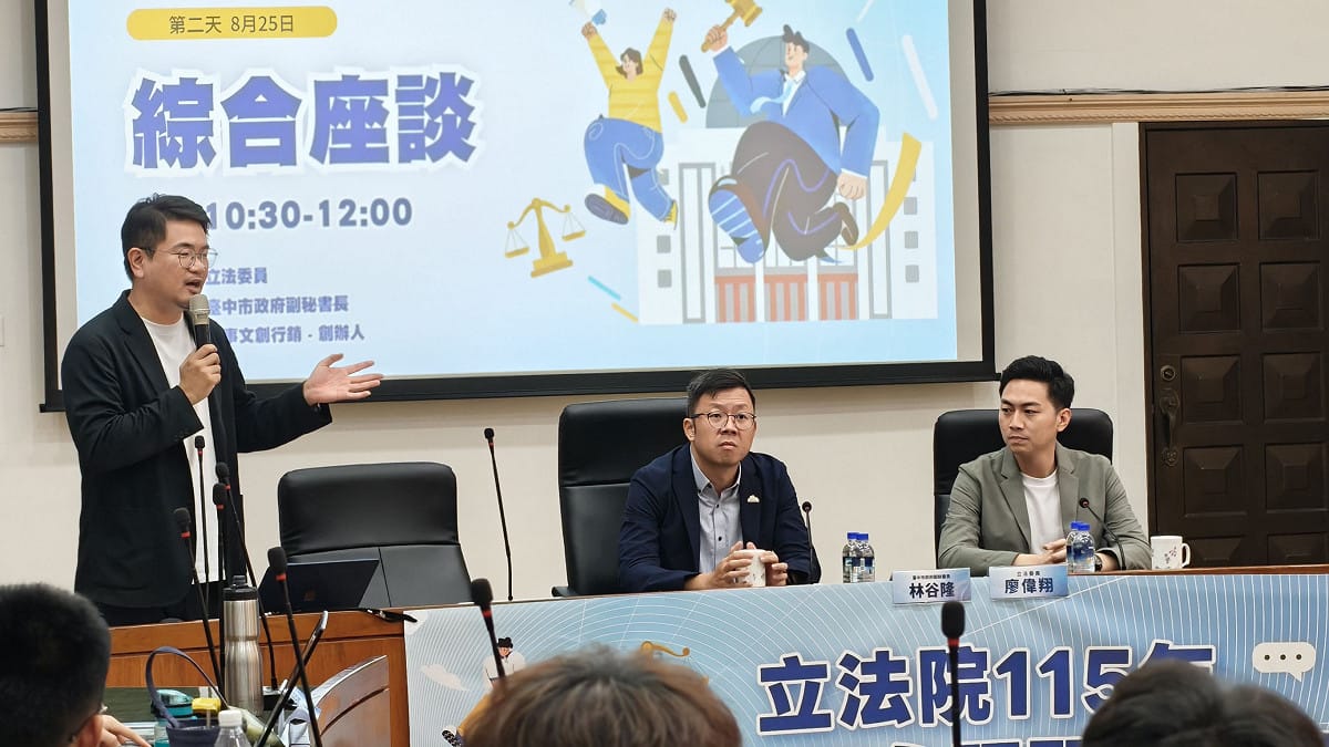 立法委員廖偉翔、台中市政府副秘書長林谷隆到會場跟學員們交流。 圖：立法院/提供