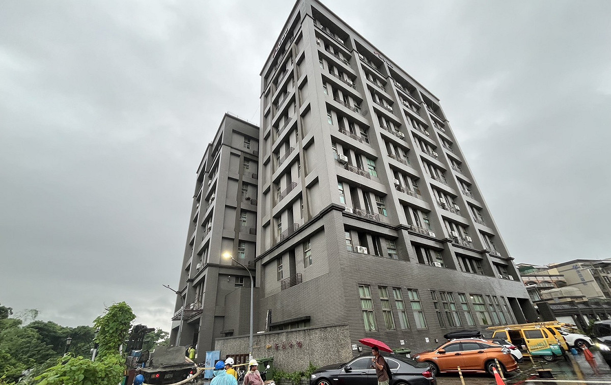 楠梓區安泰路菁英會館大樓鄰近排水護岸出現局部掏空情形，市府初步勘查後認為目前建築物尚無立即危險，將持續進行監測及護岸基礎加固工作。 圖：高雄市工務局／提供