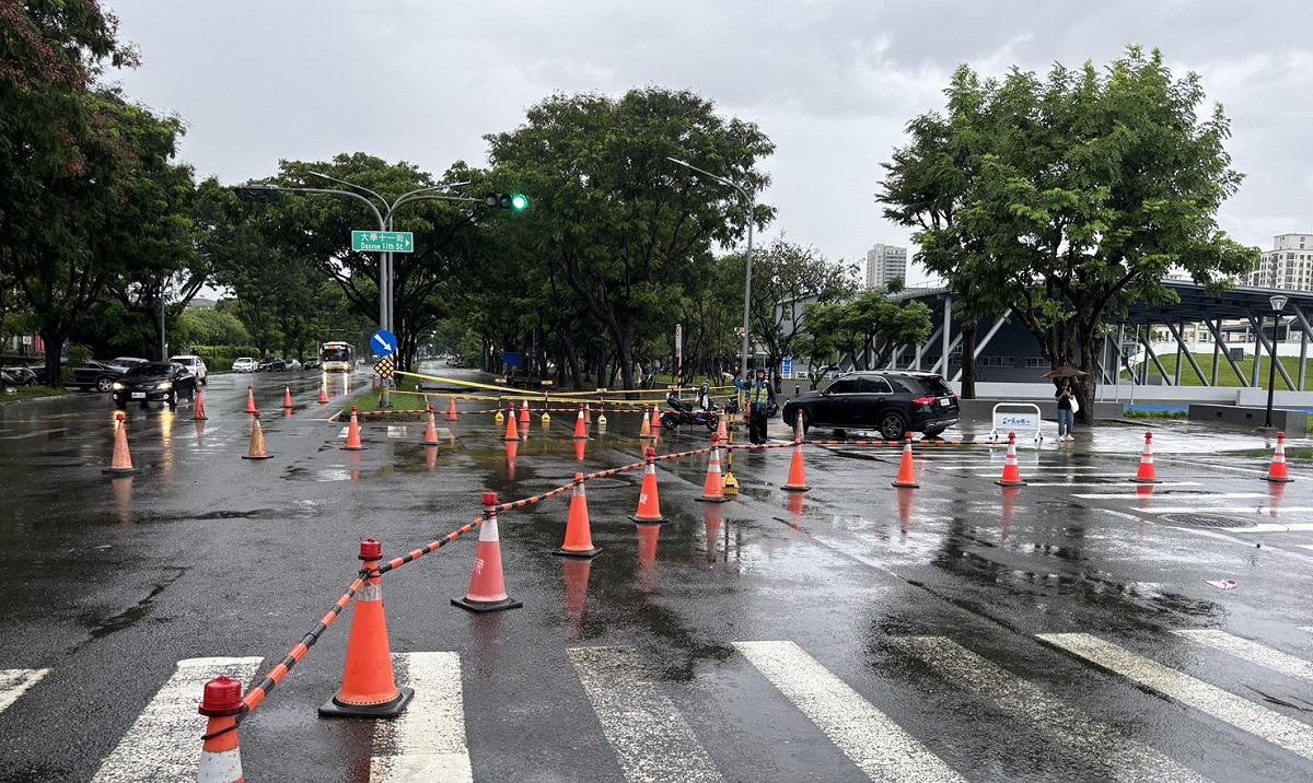 高市教育局封閉東行車道，並調派人力及機具進場搶修。 圖：高雄市教育局／提供