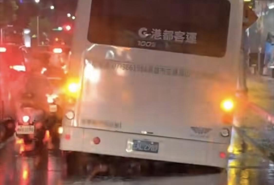 中華五路出現天坑，一部公車右後輪陷進馬路上的大洞。 圖：取自許采蓁臉書
