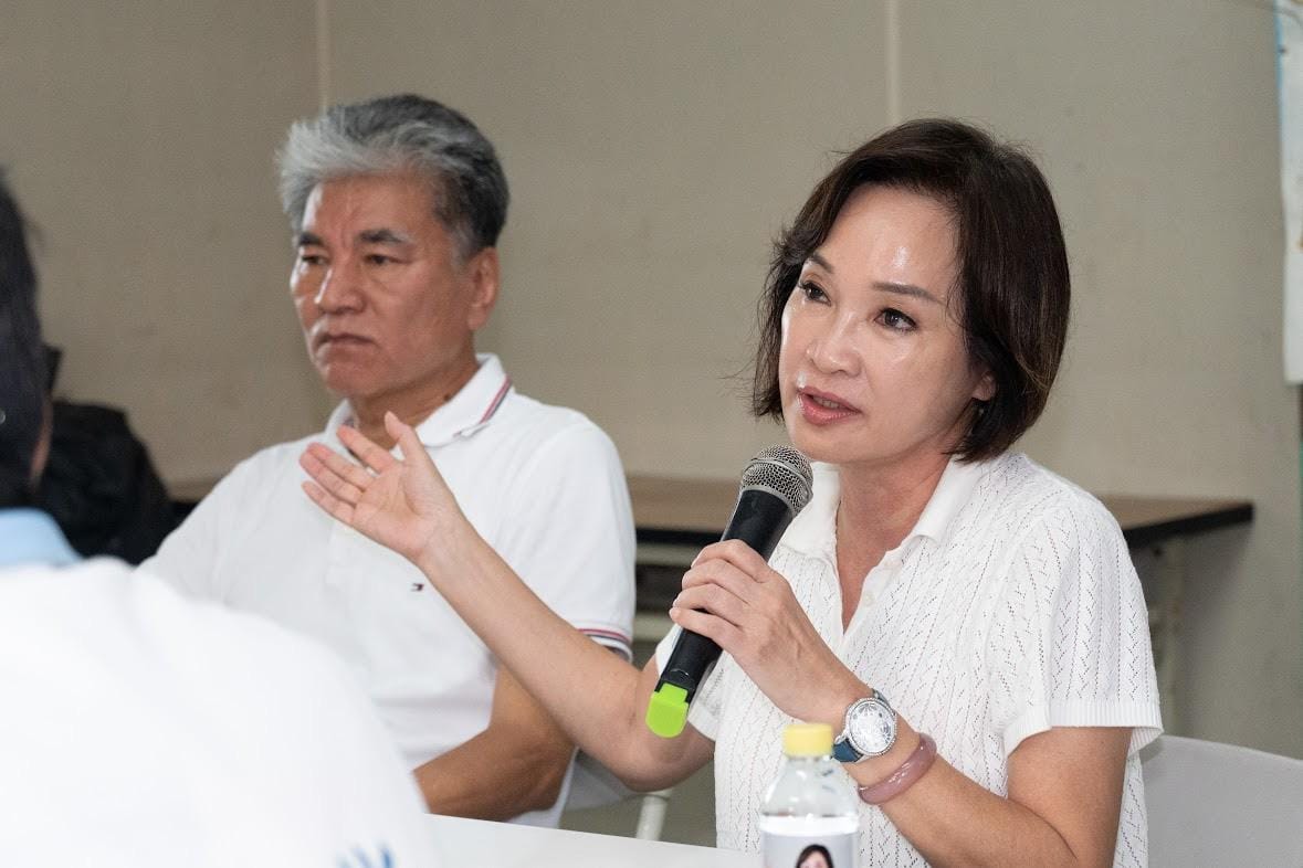柯志恩(右)邀請李鴻源(左)從專業角度重新檢視梓官區典寶溪治水問題。 圖：柯志恩競辦／提供