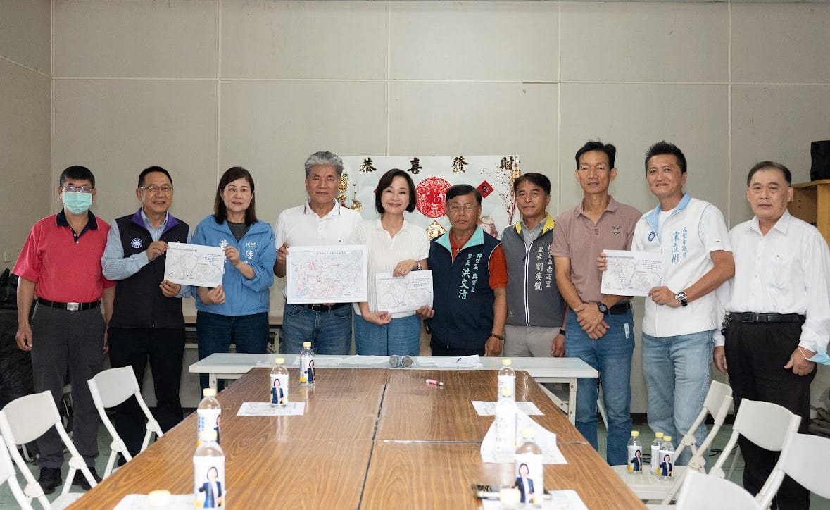 柯志恩(左五)邀請李鴻源(左四)前往梓官區典寶溪實地勘查，並與在地議員、里長及地方人士舉行治水政策座談。 圖：柯志恩競辦／提供
