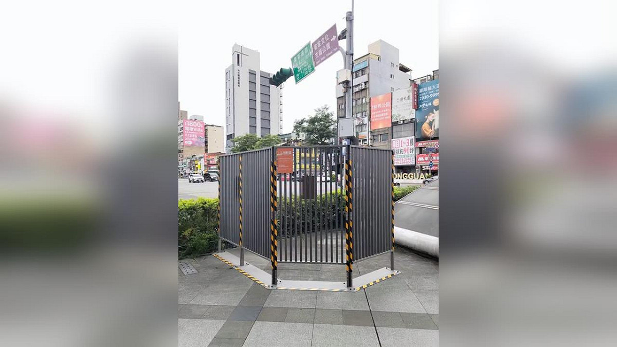 台北公館戶外吸菸區採「柵欄式」設計，卻遭戲稱為「監獄風雲體驗館」，北市府扛不住壓力全數拆除。 圖：擷取自趙曉慧臉書