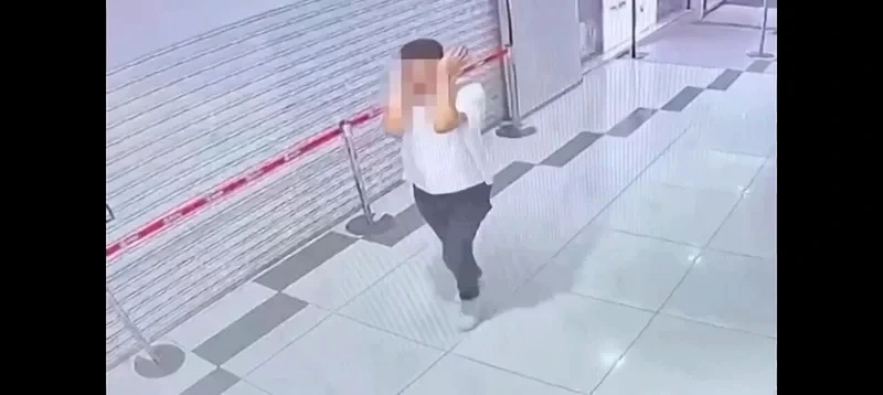 北捷忠孝復興站男子對前方女子潑灑不明液體，遭逮移送。 圖：翻攝畫面