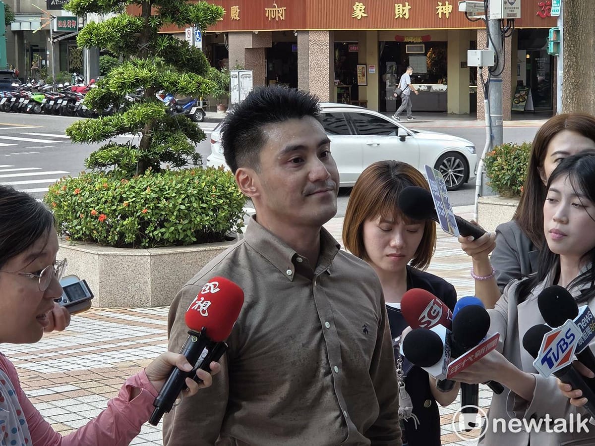 丁瑀遭國民黨中常會決議開除後，下午闖進國民黨中央黨部，但受到阻擋。 圖：黃建豪/攝