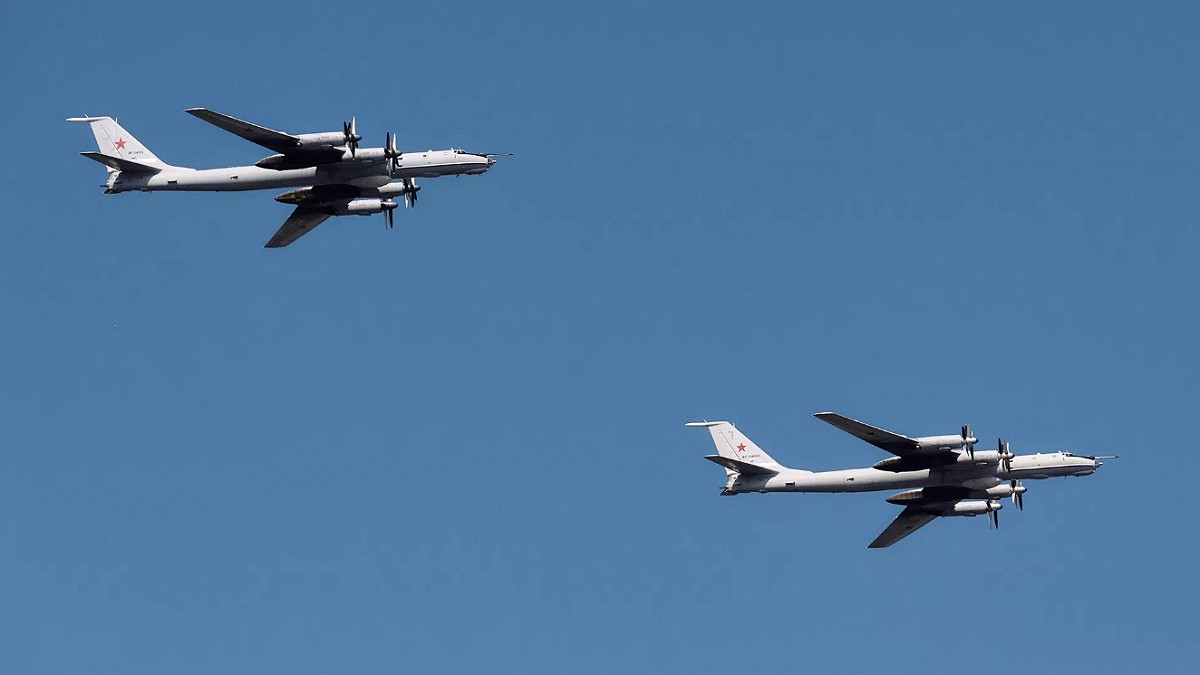 俄羅斯太平洋艦隊25日派出圖-142(Tu-142)反潛巡邏機，實際投擲炸彈模擬搜索敵方潛艦。 圖：翻攝Mil.ru