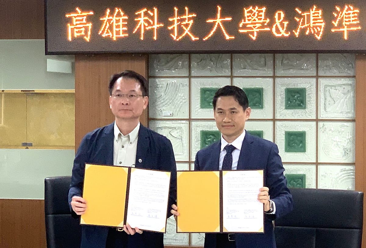 吳忠信(左)與廖本揚分別代表高科大及鴻準精密簽署產學合作備忘錄。 圖：孫家銘攝