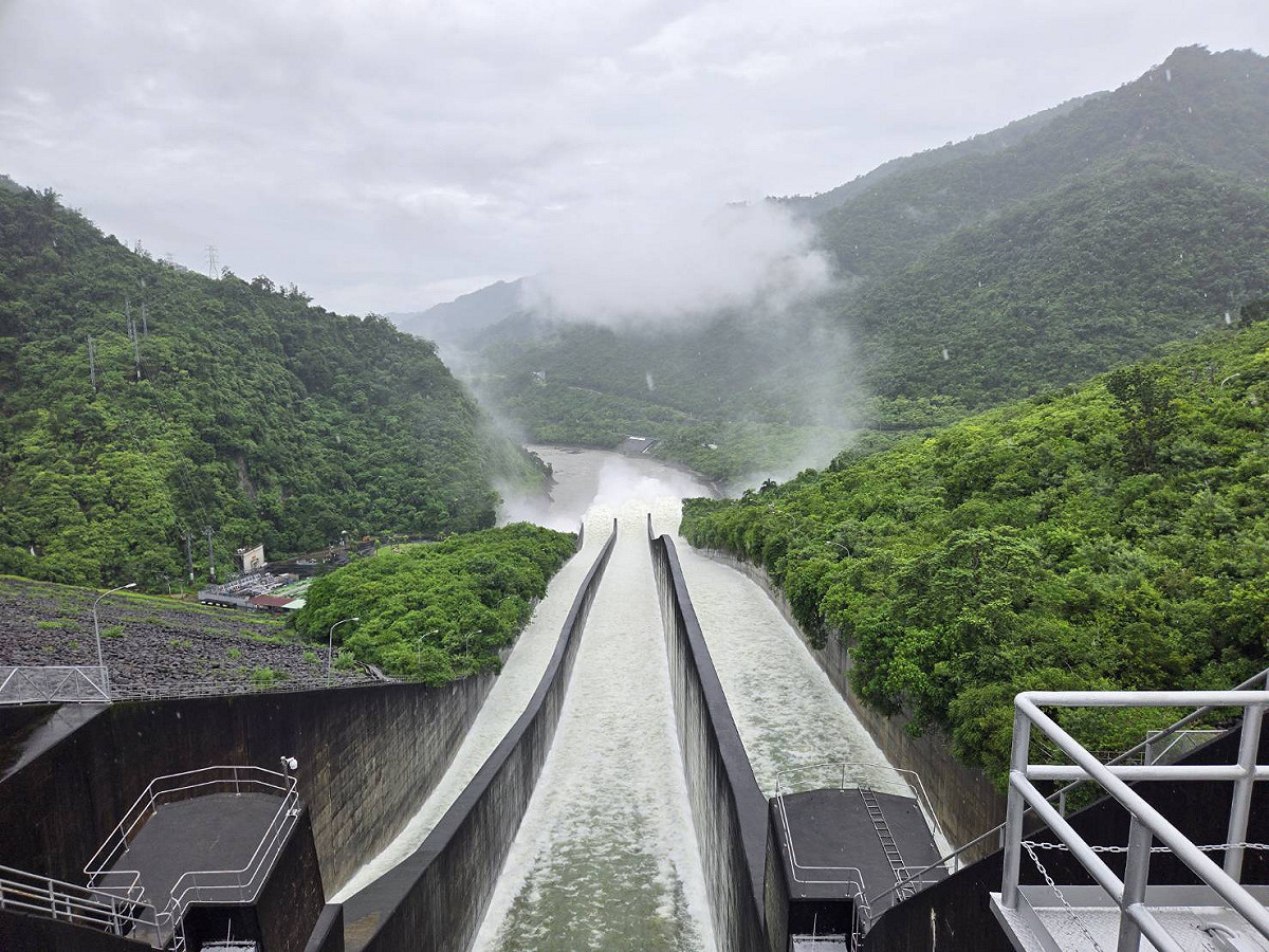 受低壓帶及西南風持續影響，曾文水庫集水區近日降下豐沛雨量，並於昨(25)日達到滿水位。 圖：水利署／提供