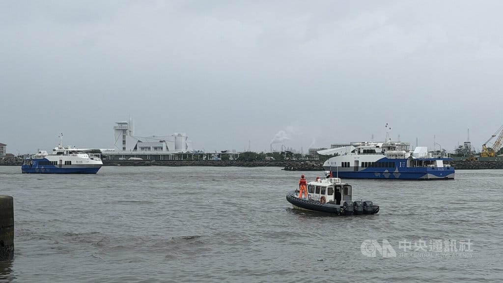 從屏東東港出發，原定開往小琉球的東琉線藍白航運1號客船（後右）26日中午在東港航道附近擱淺，業者出動自家藍白航運3號船（後左）前往協助拖帶。中央社記者李卉婷攝　115年8月26日