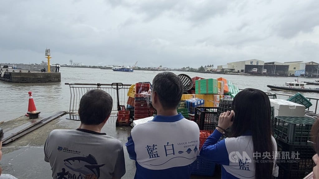 一艘東琉線藍白航運客船26日中午往小琉球船班擱淺，船上146名人員一度受困，業者繃緊神經調度救援，所幸最終所有人員均安。中央社記者李卉婷攝　115年8月26日