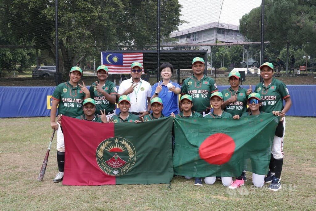 孟加拉Ansar & VDP女子棒球隊12日起在馬來西亞參加為期5天的「2026年馬來西亞女子棒球錦標賽」，台灣國際棒球裁判劉柏君（後排中）與孟加拉球員及教練合影。圖為115年8月13日拍攝。中央社記者黃自強吉隆坡攝　115年8月26日