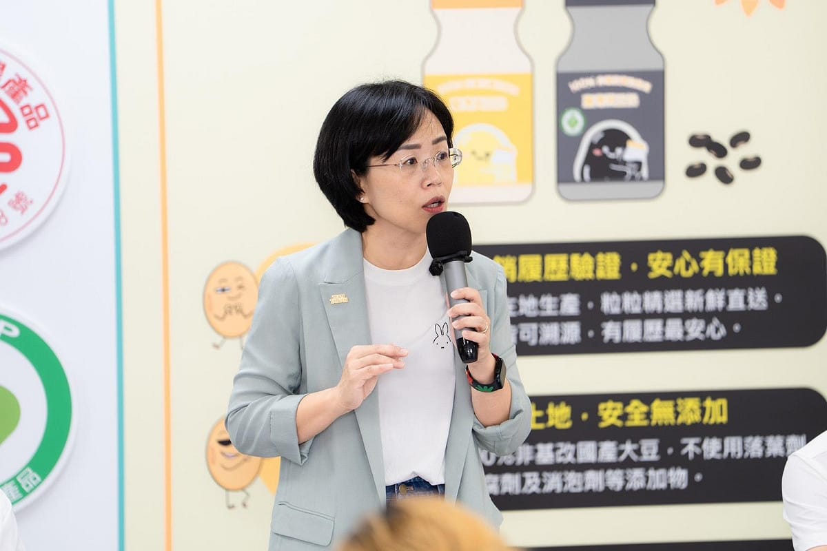 距離開學不到一週，新北市長候選人、立法委員蘇巧慧持今（26）日前往新北汐止參訪團膳廚房，實地了解團膳廚房內從環境清潔、食材驗收、烹調及供餐等作業流程。 圖：蘇巧慧競選辦公室提供