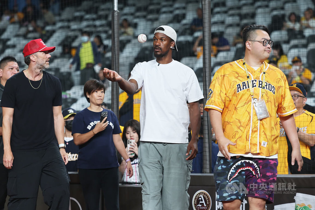 中華職棒26日例行賽繼續在台北大巨蛋上演猿象大戰，美國職籃NBA球星吉米．巴特勒（Jimmy Butler）（前右2）現身場邊，意外成為現場焦點。中央社記者趙世勳攝　115年8月26日