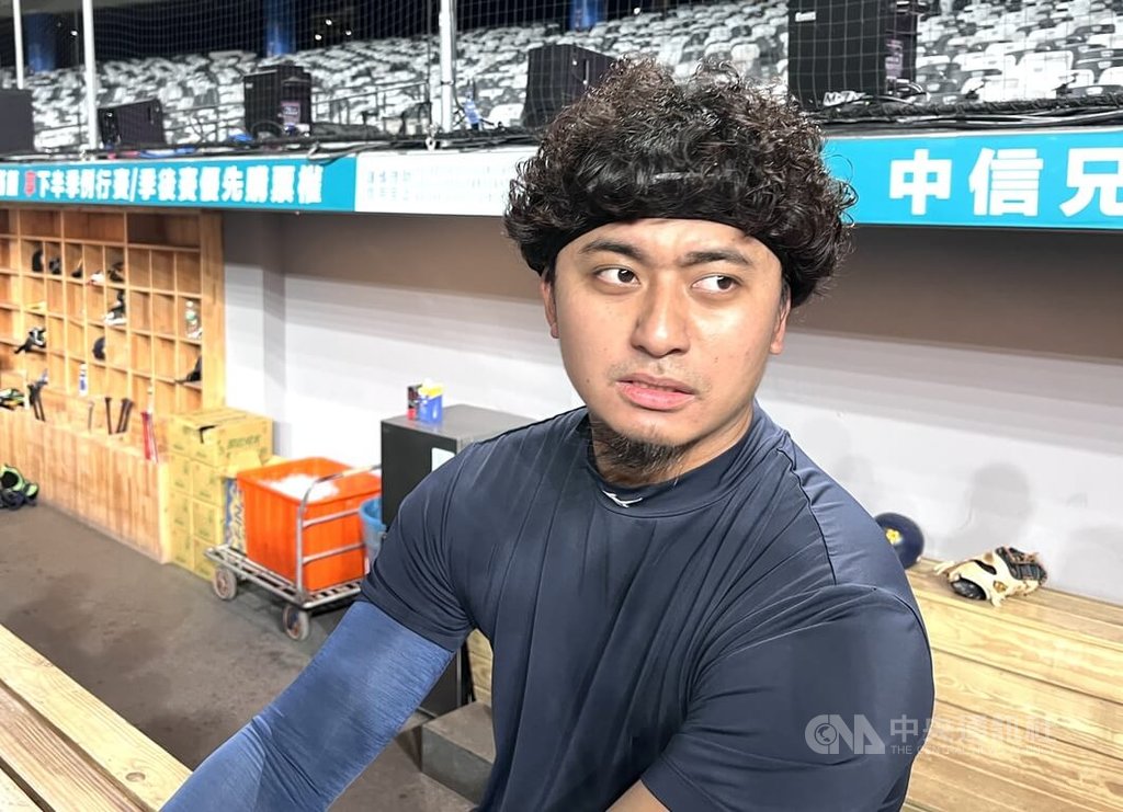 中華職棒中信兄弟隊投手余謙（圖）25日在二軍收到電話升一軍，26日一早趕到台北大巨蛋與隊友會合，填補球隊投手戰力。中央社記者蘇志畬攝　115年8月26日